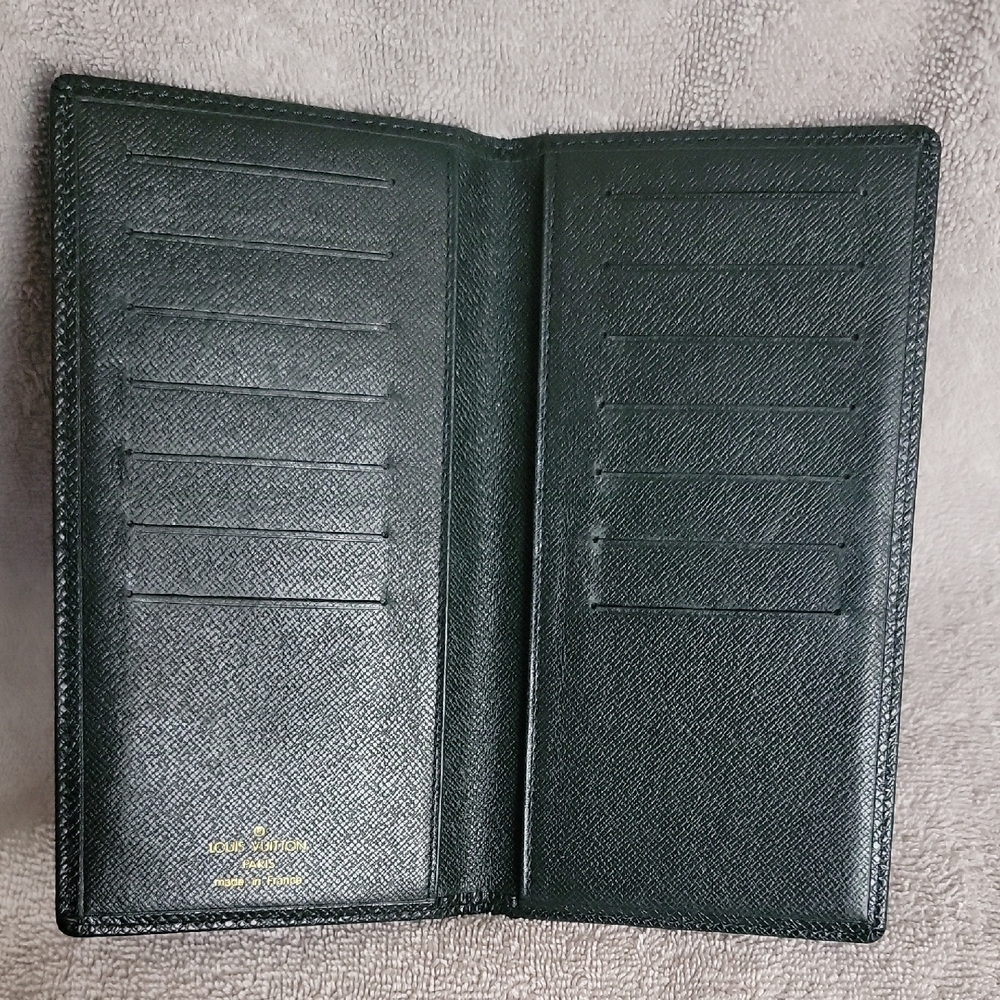 Louis Vuitton Black Wallets Minimalist Design - Picture 2 of 6